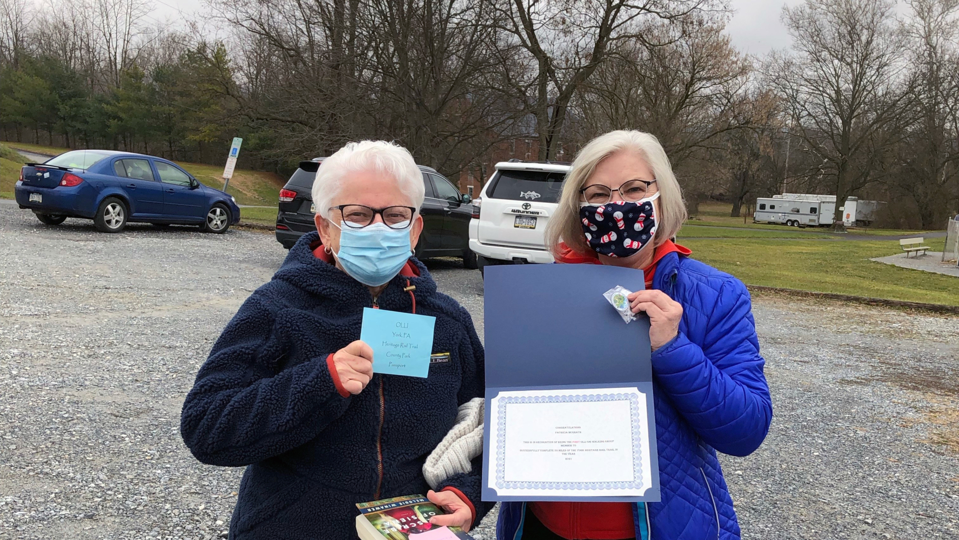 Patti Baughman presenting Pat McGrath with a certificate for hiking 50 miles.